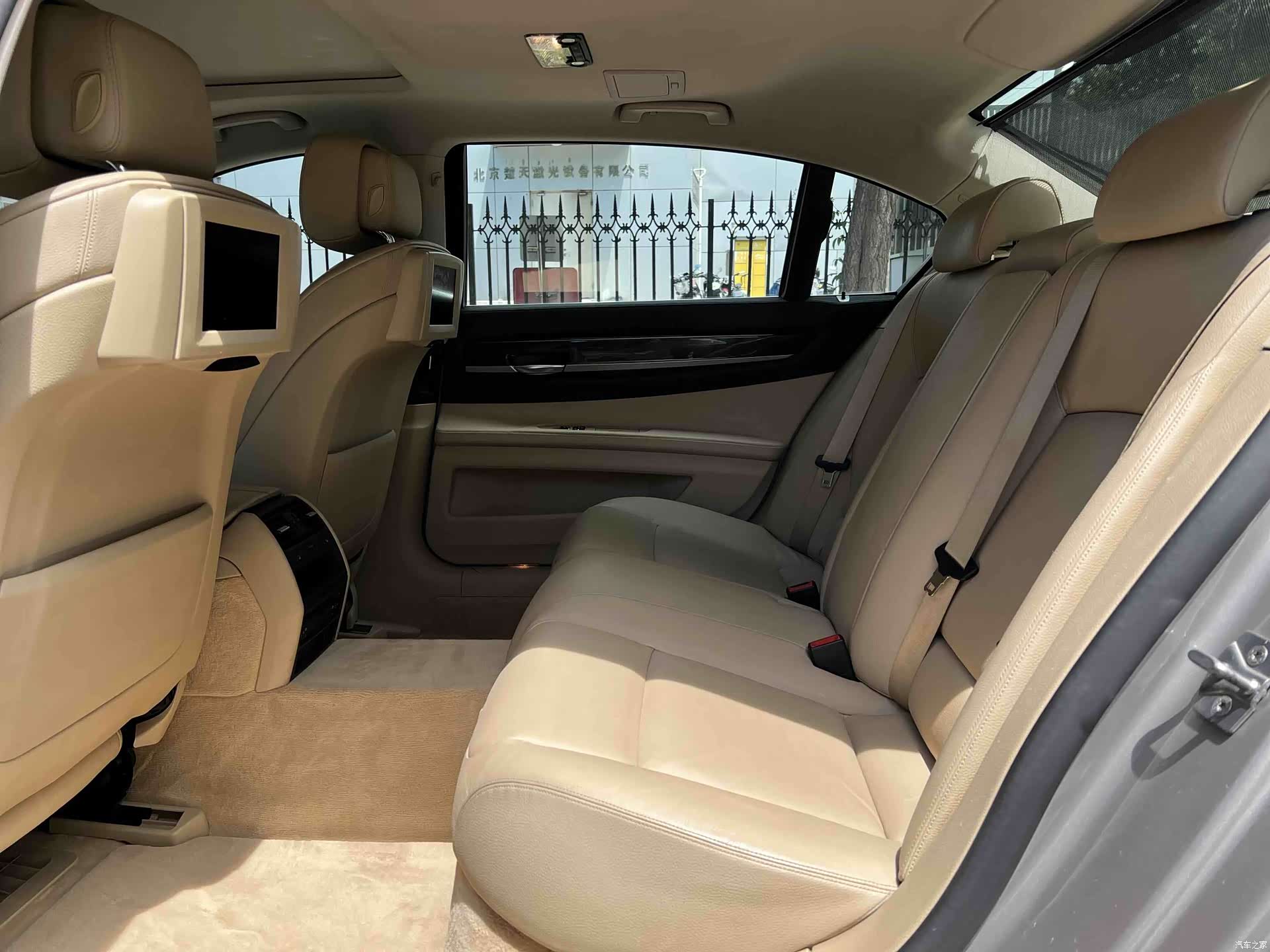 BMW 7 Series, 2011 11