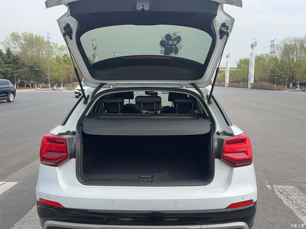 Audi Q2L, 2019 10