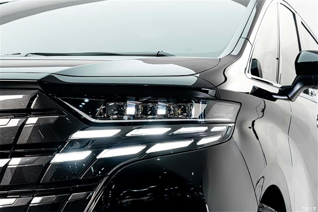 Toyota Alphard, 2025 4