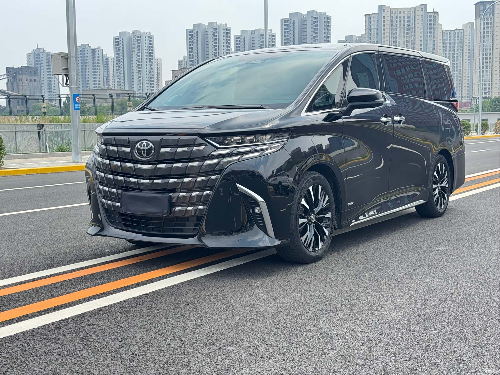 Toyota Alphard, 2024 1