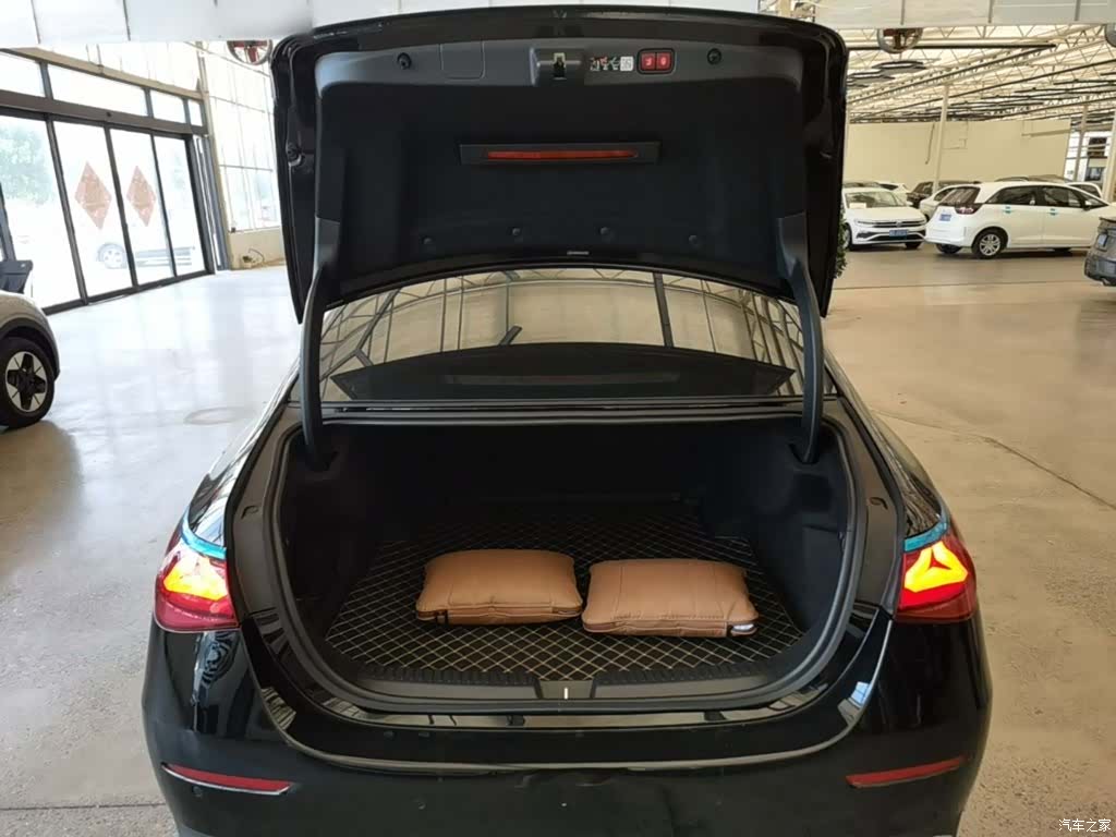 Mercedes-Benz E-Class, 2024 19