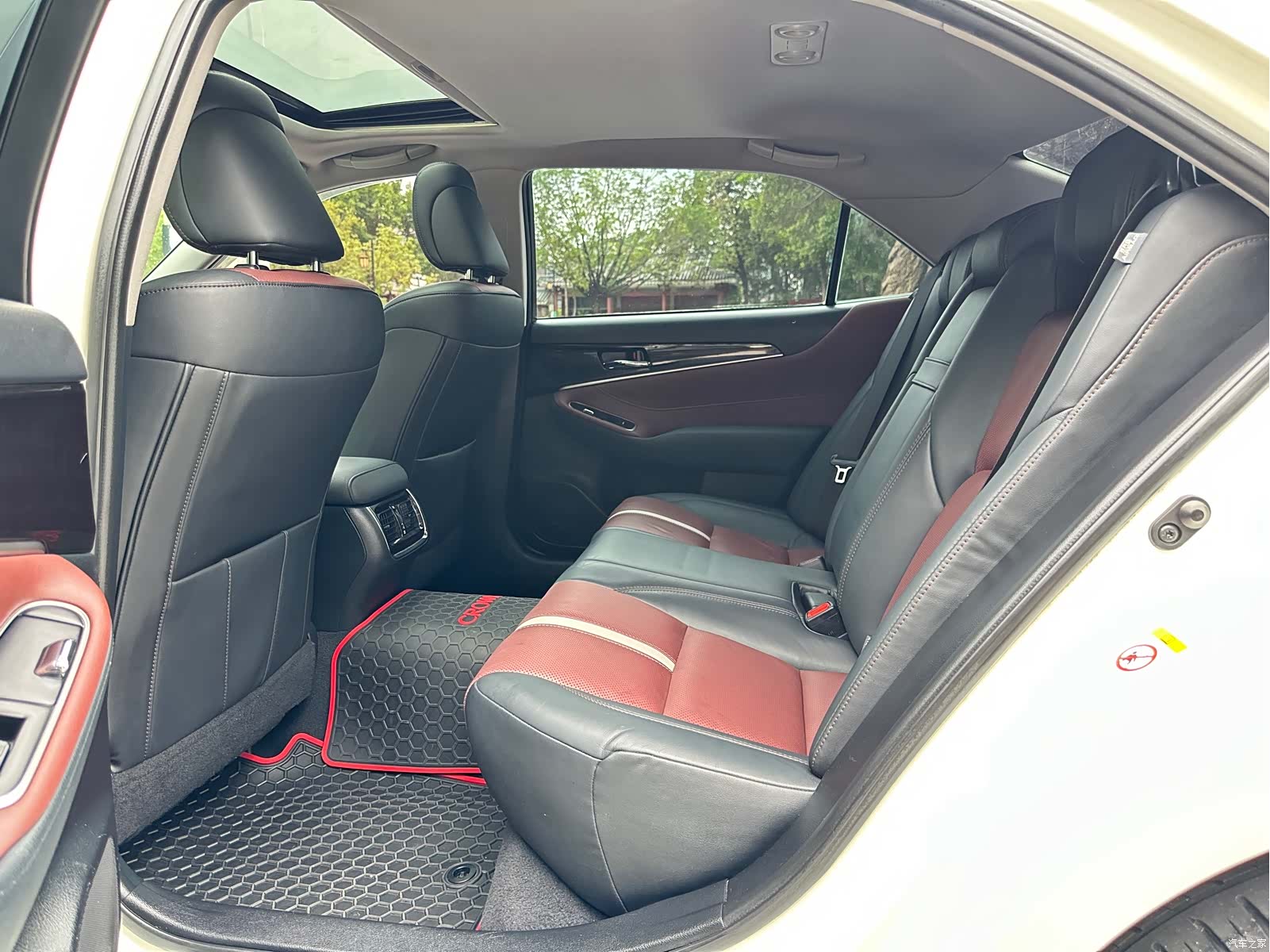 Toyota Crown, 2017 все фото
