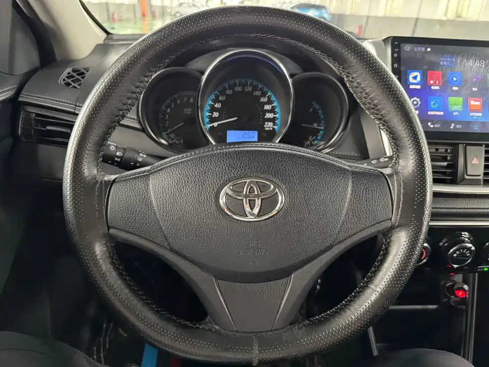 Toyota YARiS L to enjoy