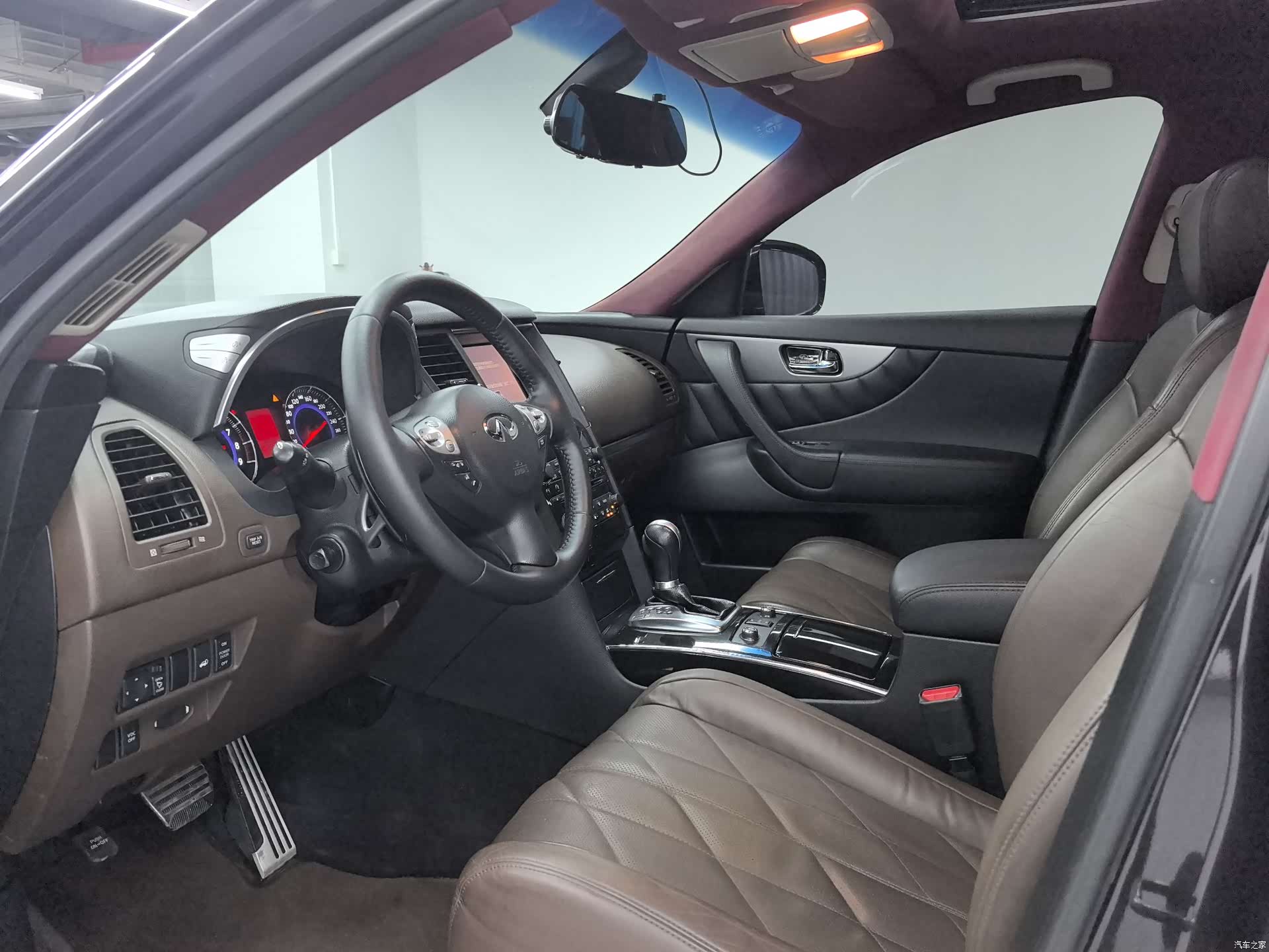 Infiniti FX35, 2012 4