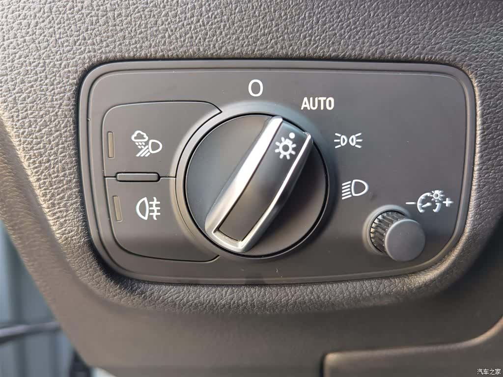 Audi Q2L, 2024 14