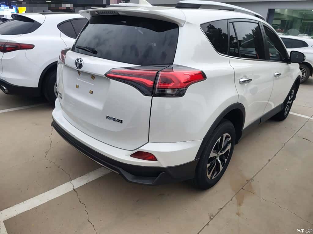 Toyota RAV4, 2018 все фото
