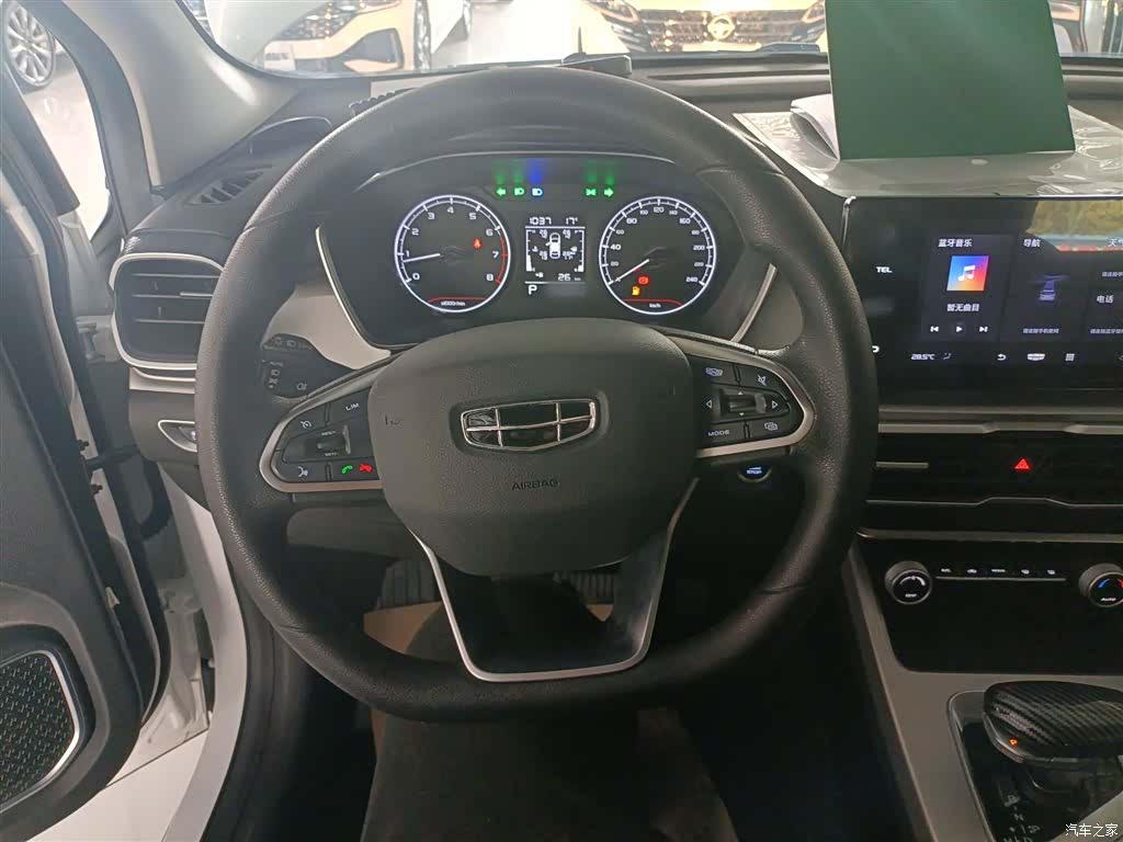 Geely Coolray, 2025 11