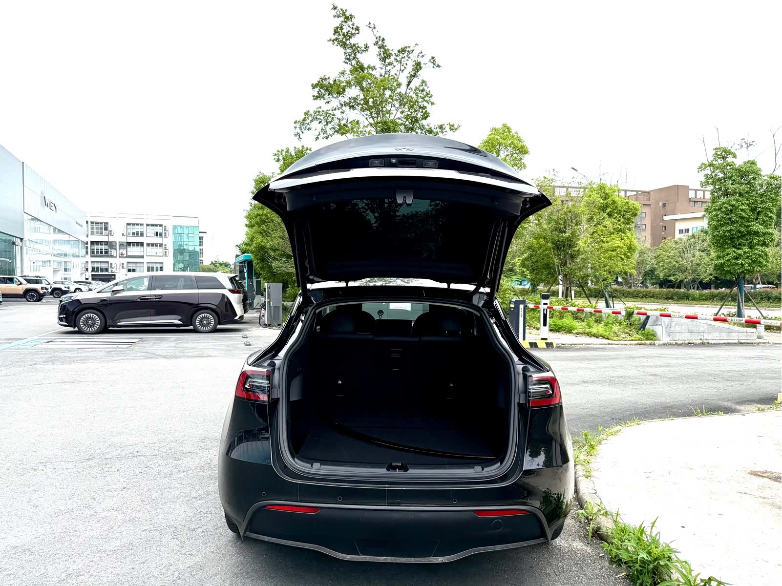Tesla Model Y, 2023 15