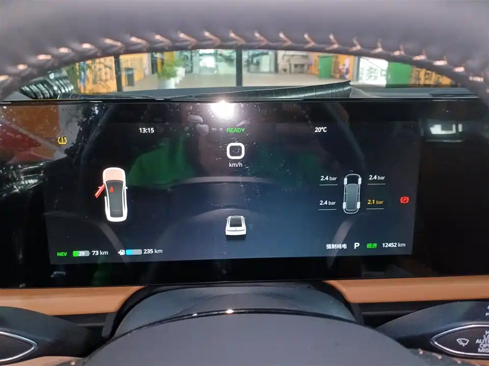 VOYAH Lantu chasing light