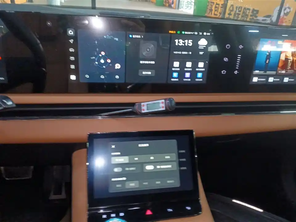 VOYAH Lantu chasing light