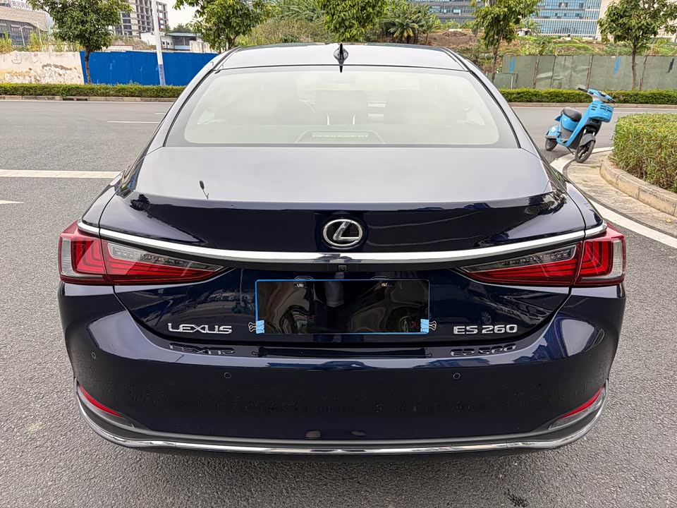 Lexus ES