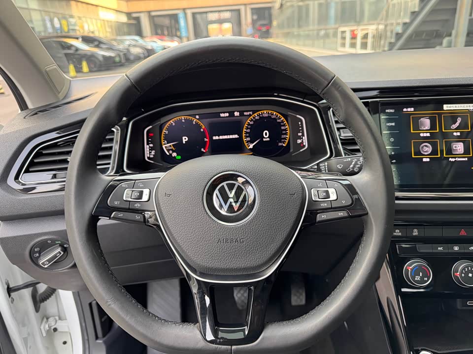 Volkswagen T-ROC exploring Songs