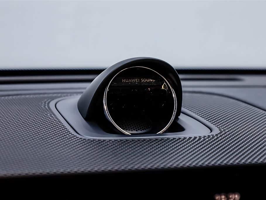 AITO Ask the world M8