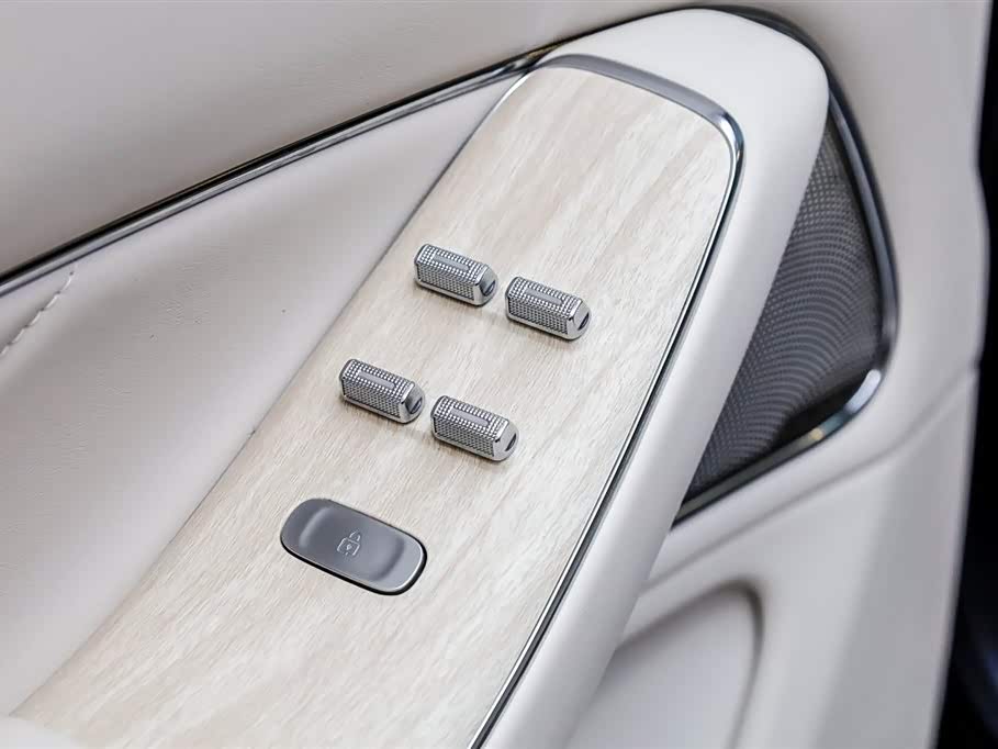 AITO Ask the world M8