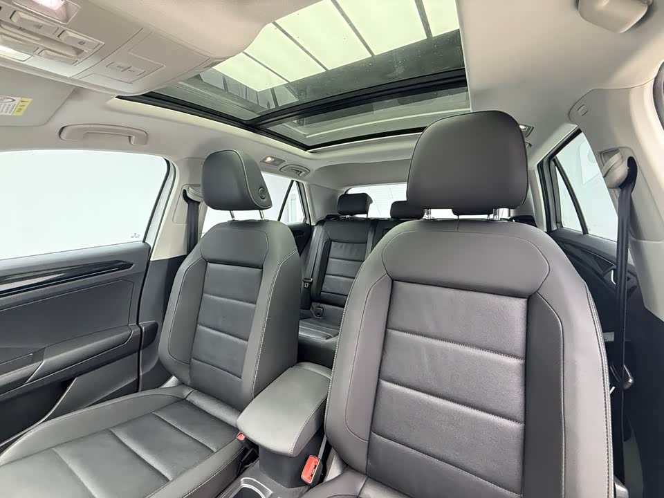 Volkswagen T-ROC exploring Songs