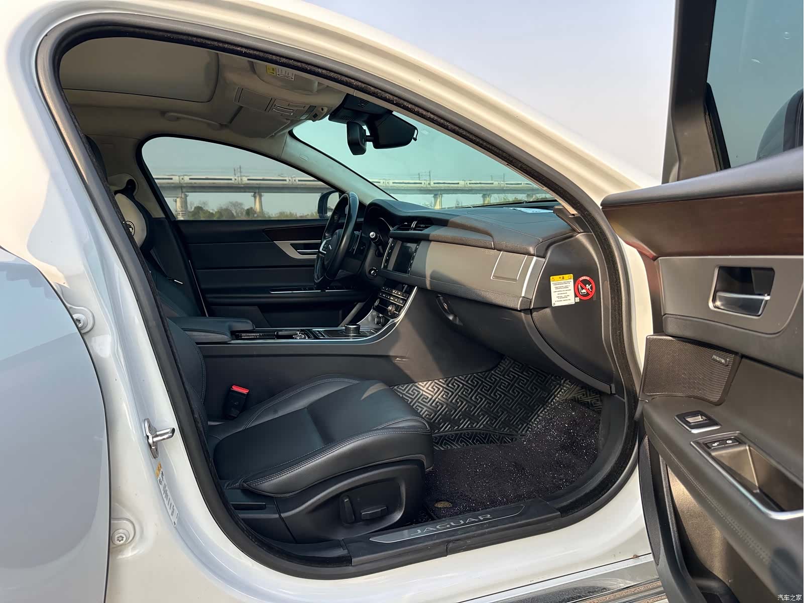 Land Rover XFL, 2018 12