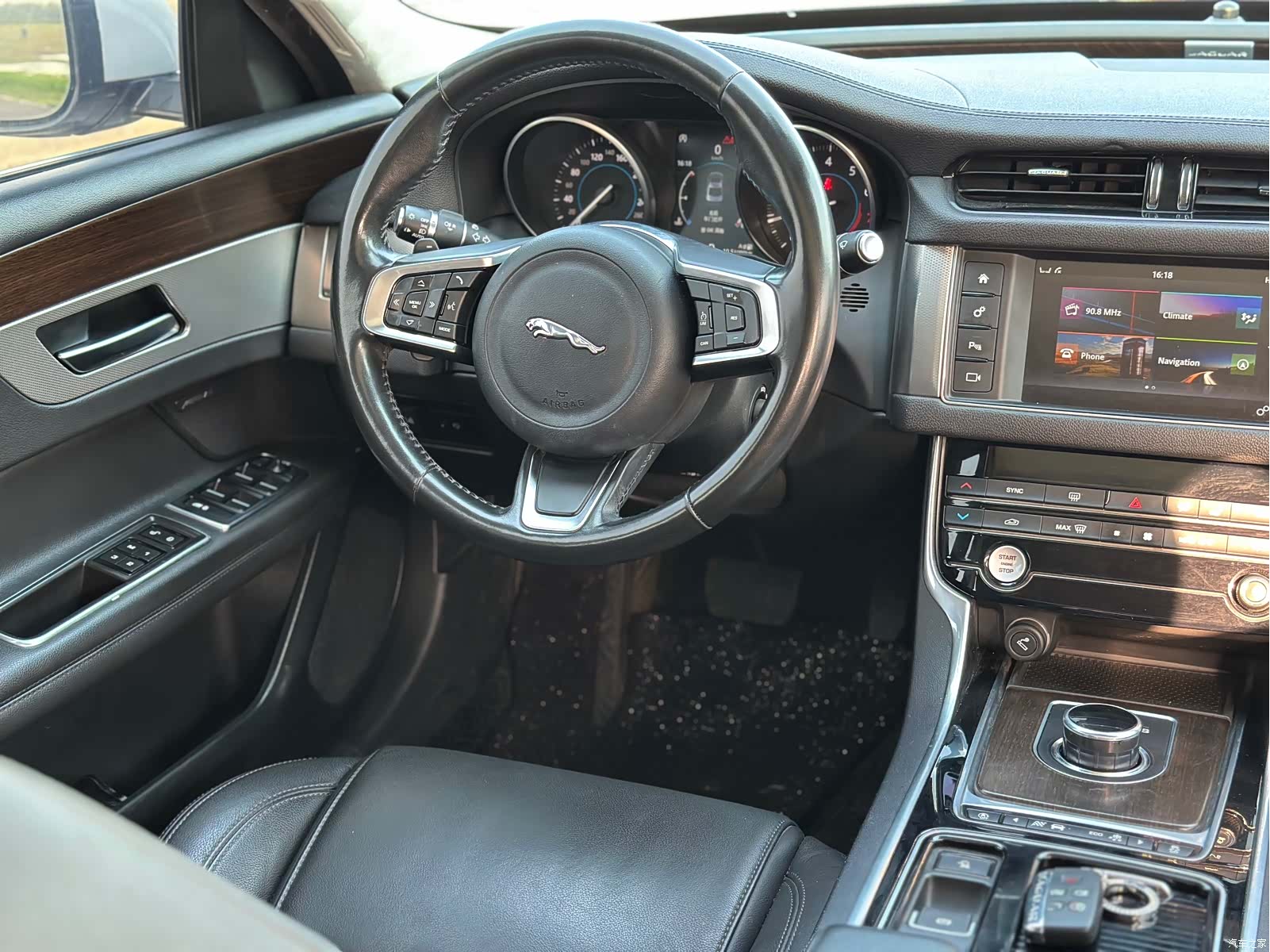 Land Rover XFL, 2018 9