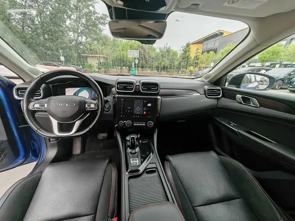 Lynk & Co 02