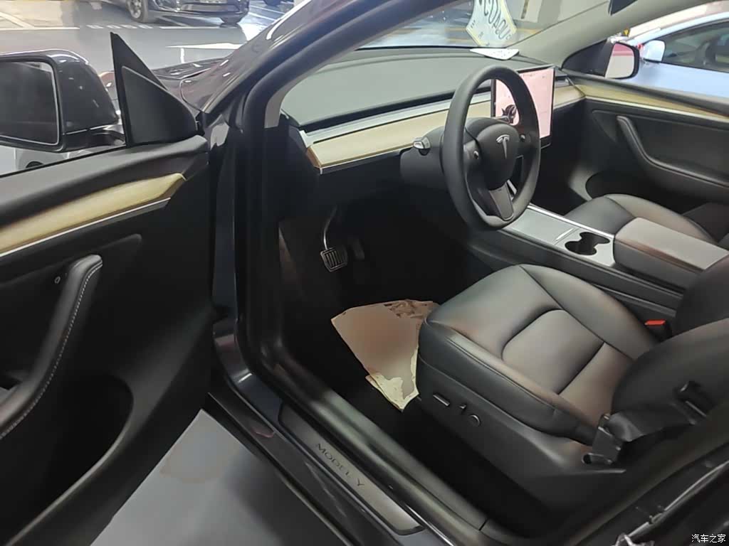 Tesla Model Y, 2023 16