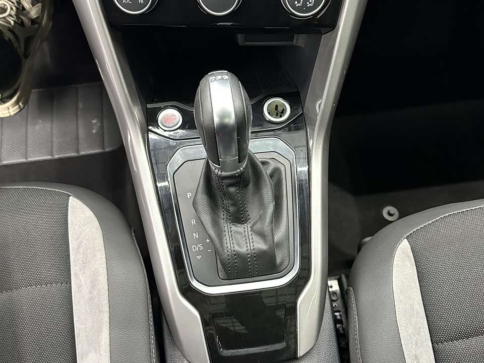 Volkswagen T-ROC exploring Songs