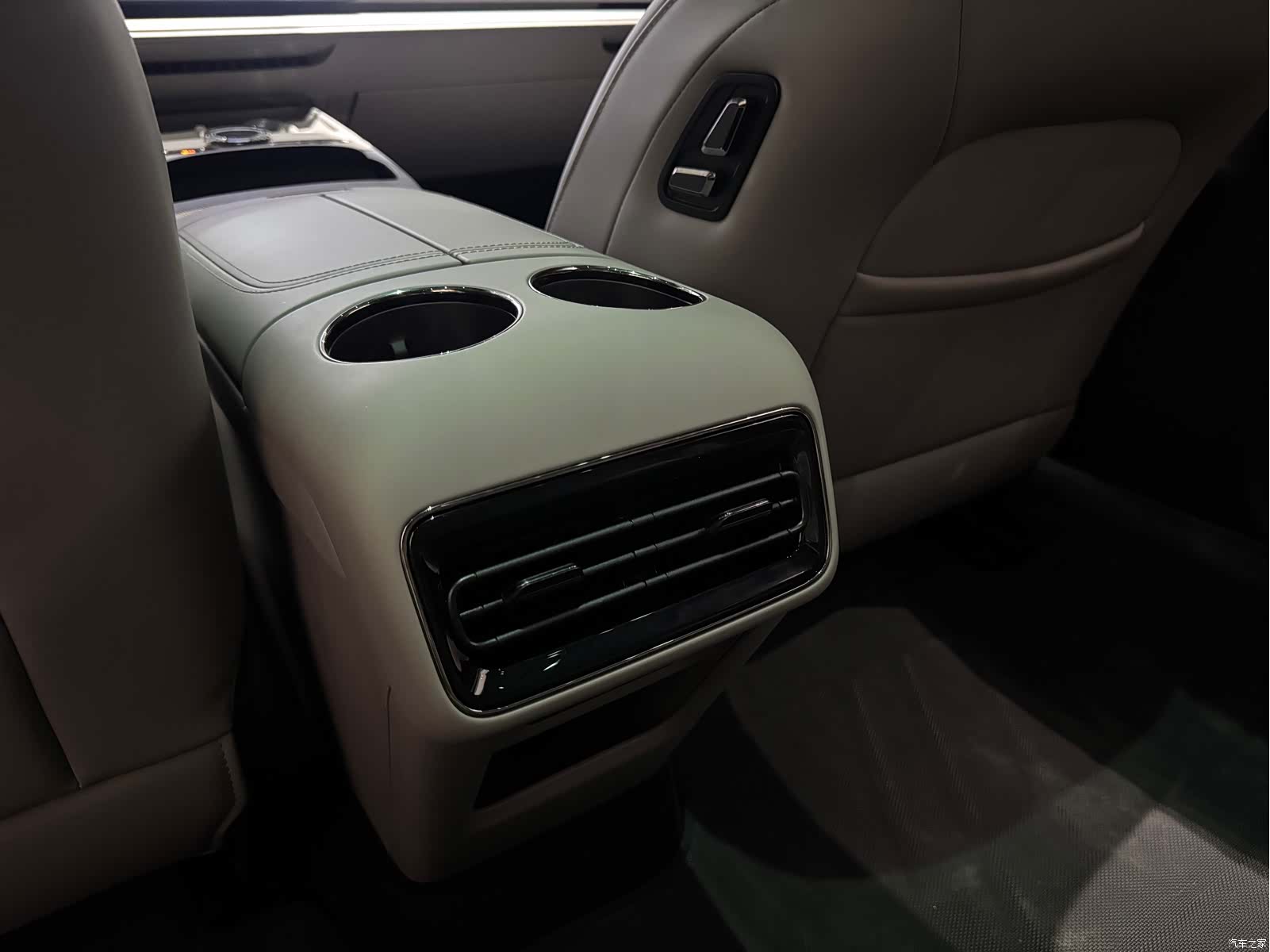 Geely 8, 2025 18