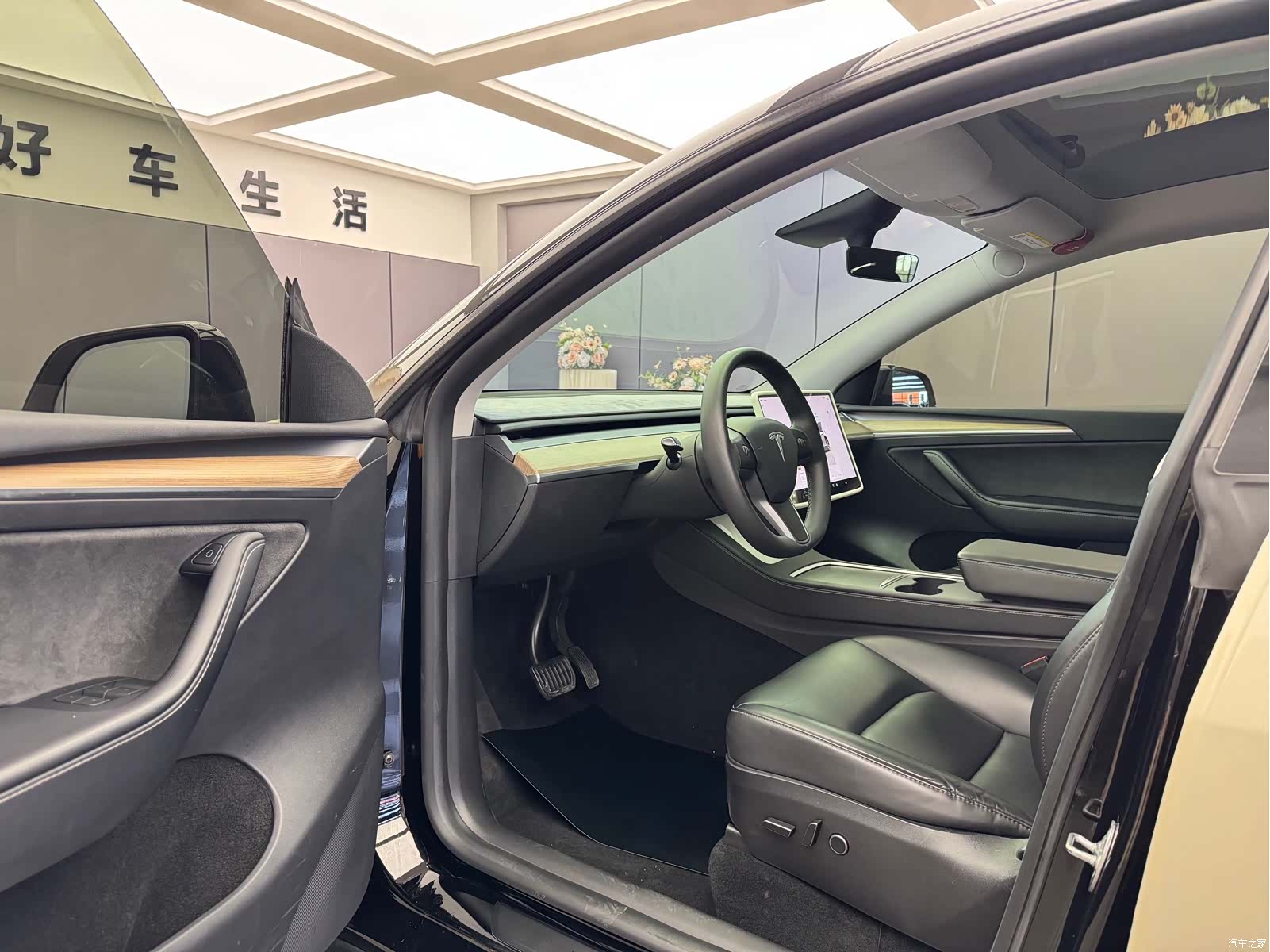 Tesla Model Y, 2023 4