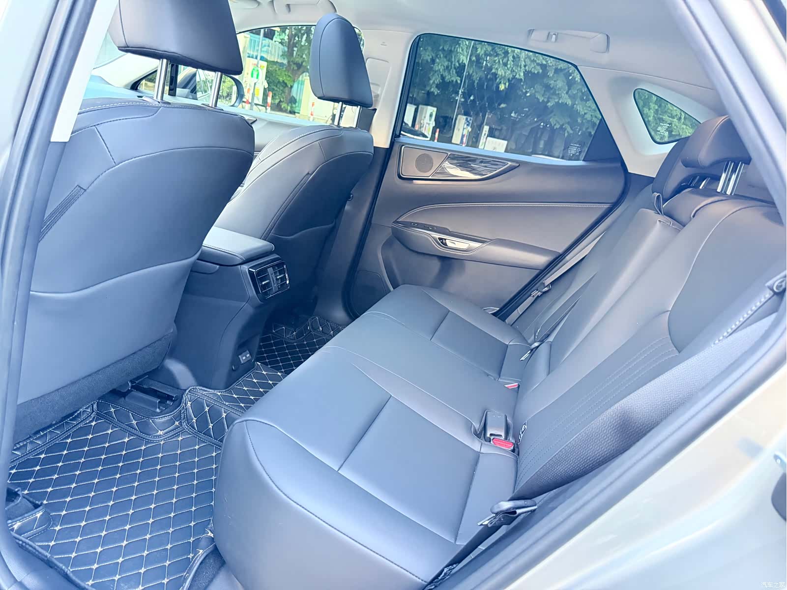 Lexus NX, 2025 10