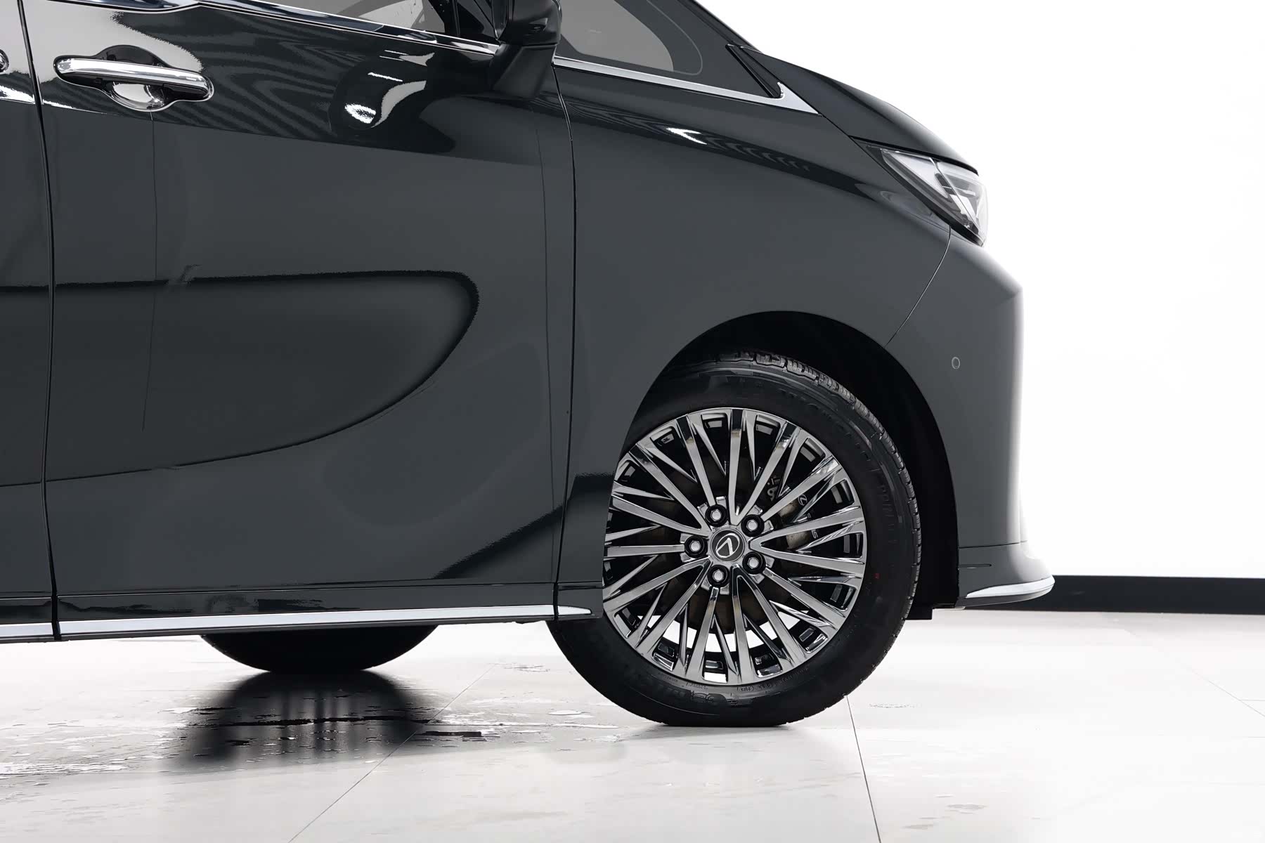 Lexus LM, 2026 все фото