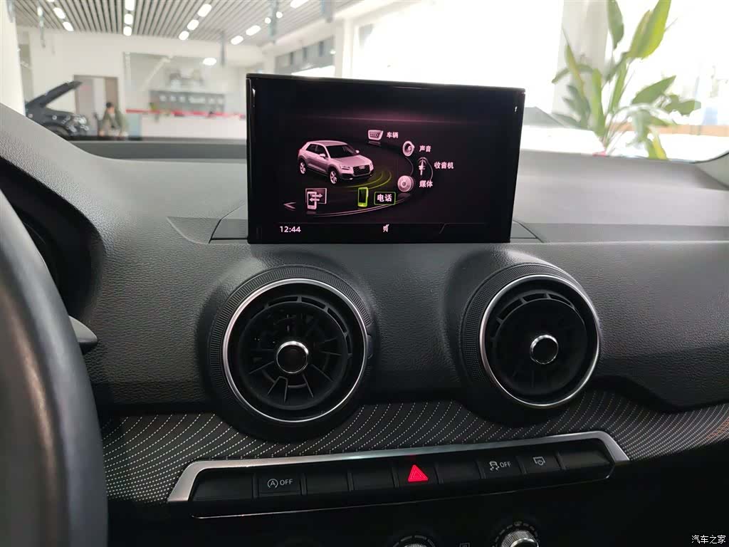 Audi Q2L, 2019 10
