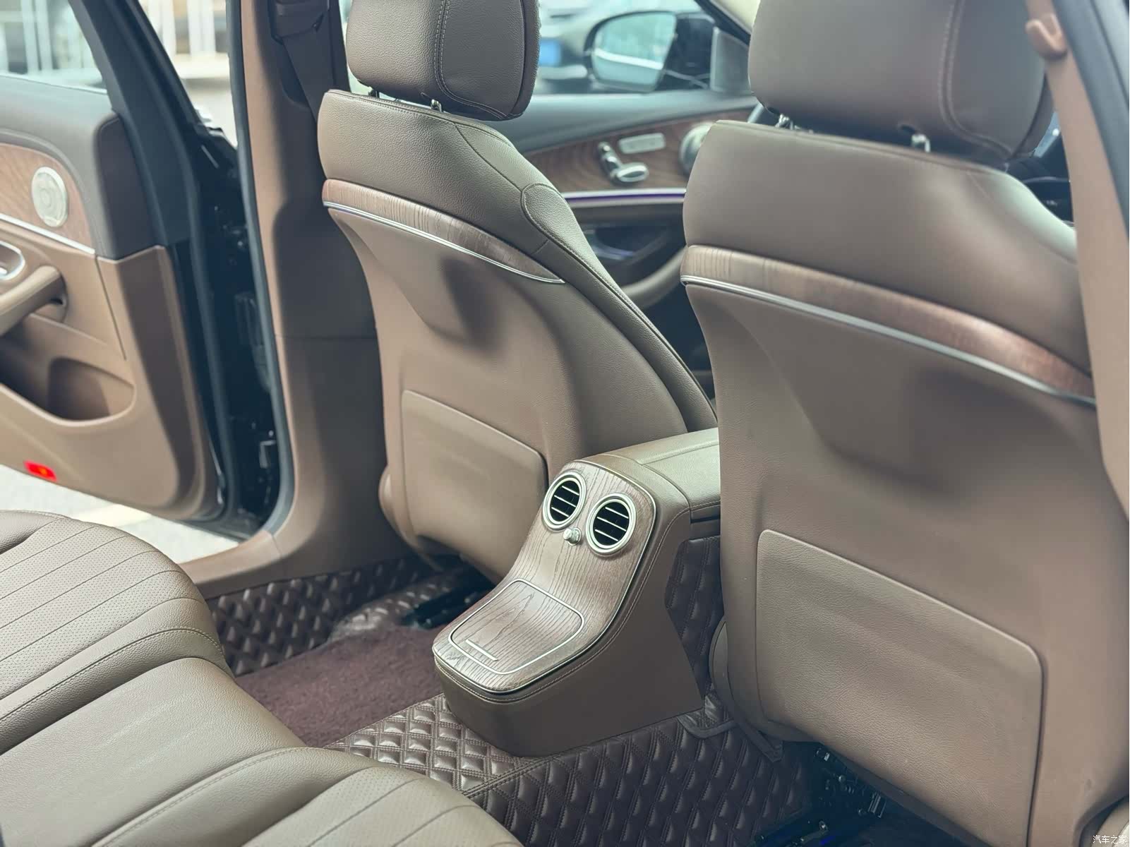 Mercedes-Benz E-Class, 2023 13