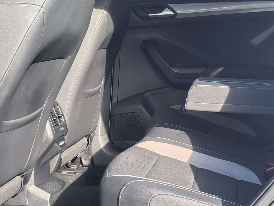 Volkswagen T-ROC exploring Songs