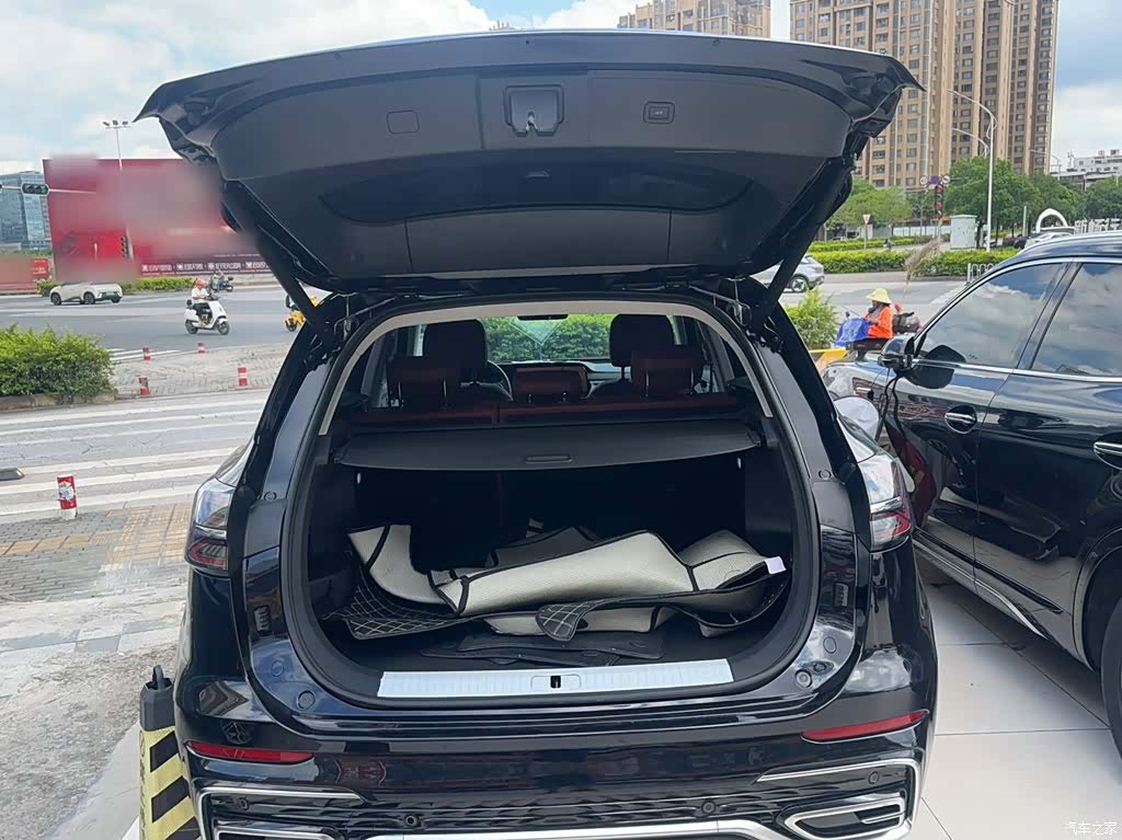 Hongqi HS5, 2025 17