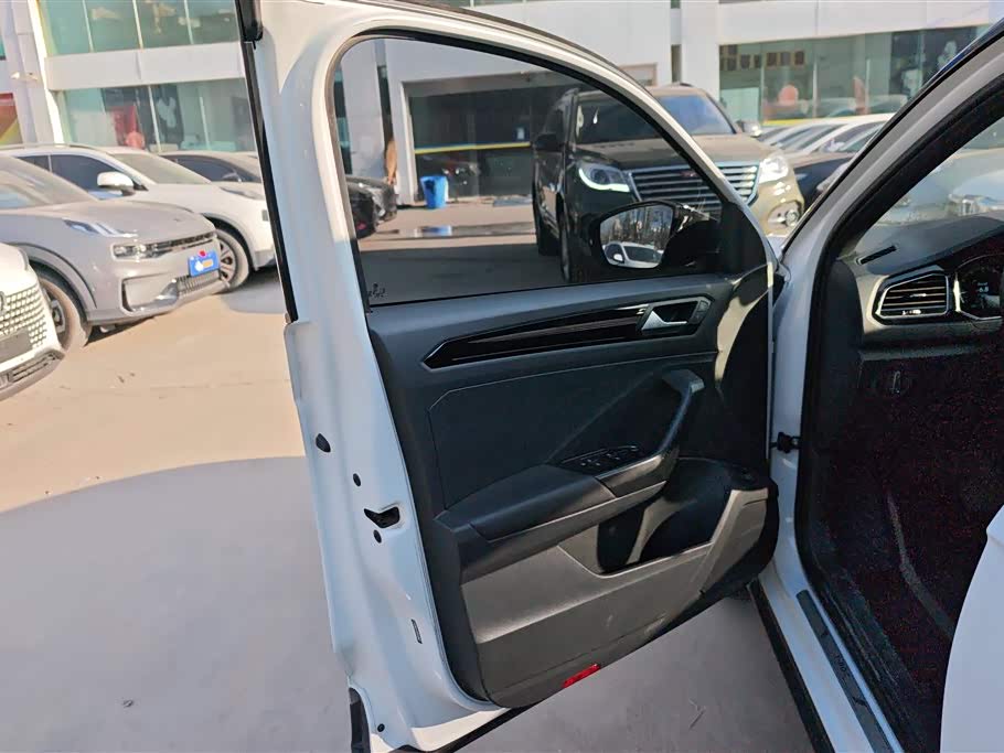 Volkswagen T-ROC exploring Songs