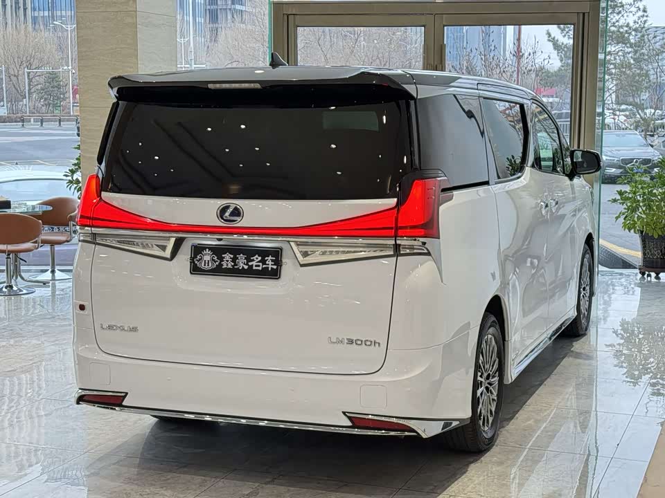 Lexus LM