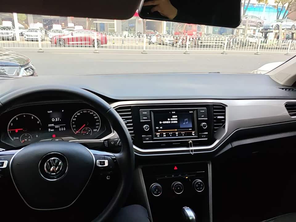 Volkswagen T-ROC exploring Songs