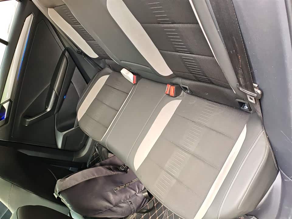 Volkswagen T-ROC exploring Songs