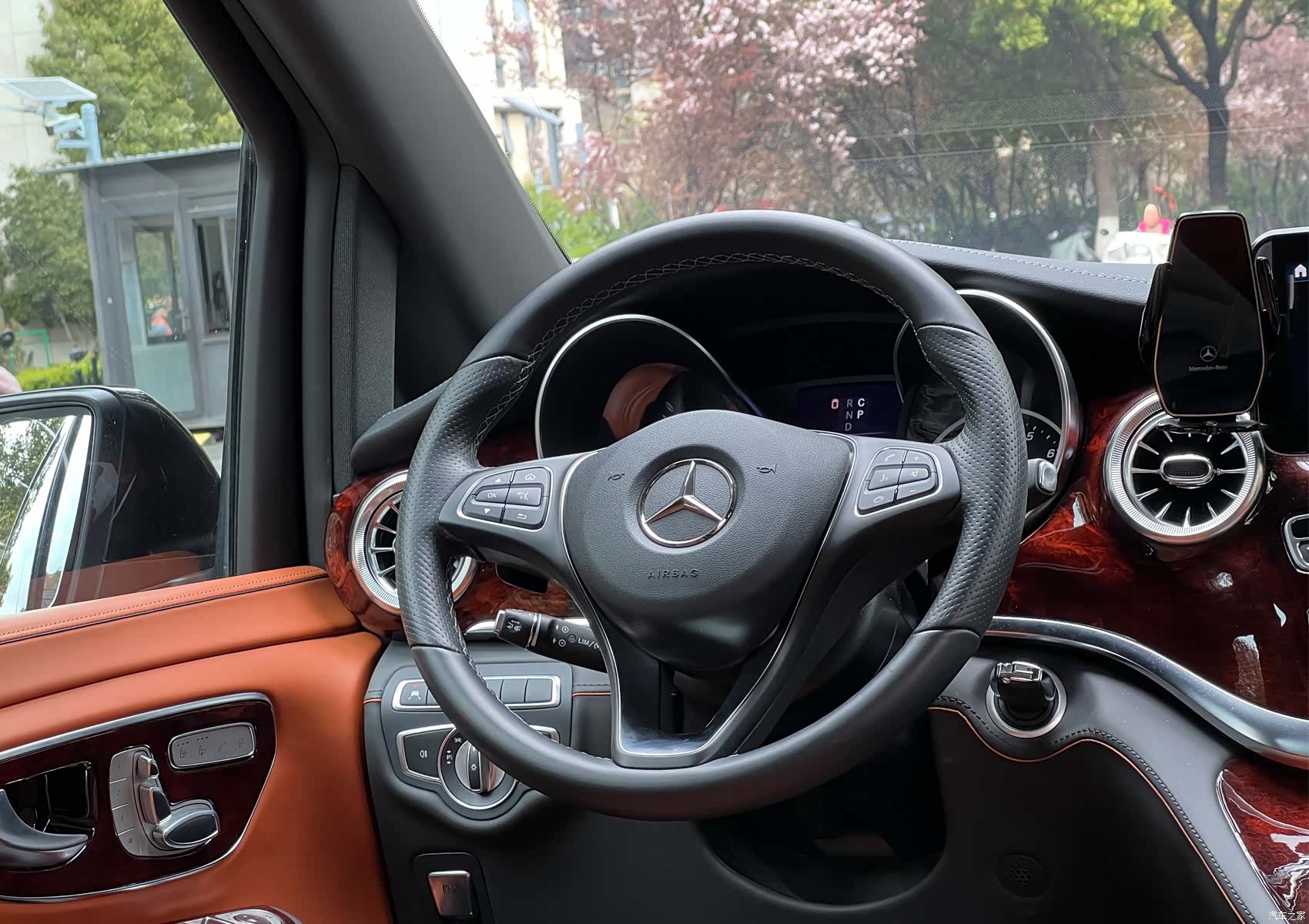 Mercedes-Benz V-Class, 2024 13