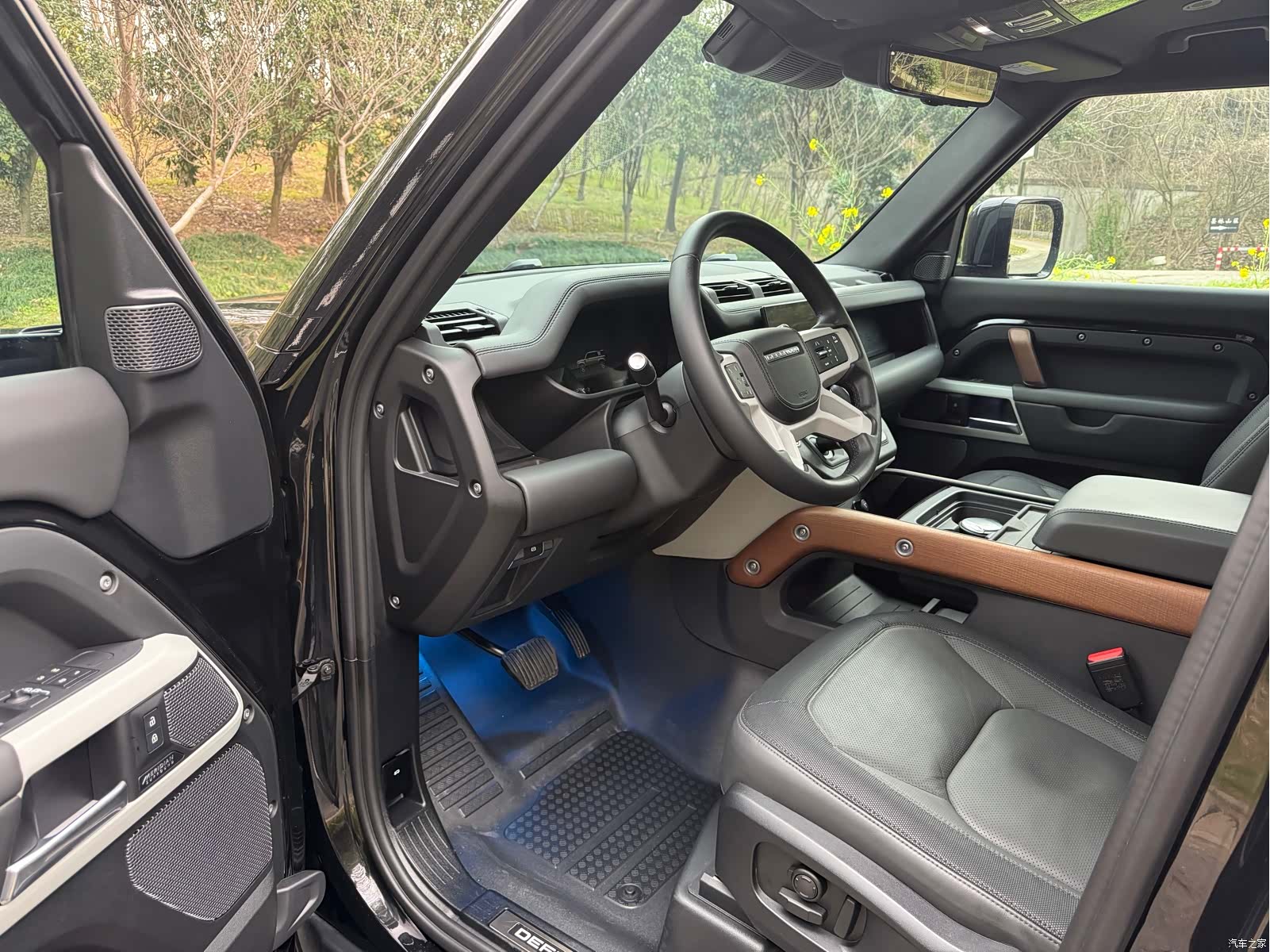 Land Rover Defender, 2024 3