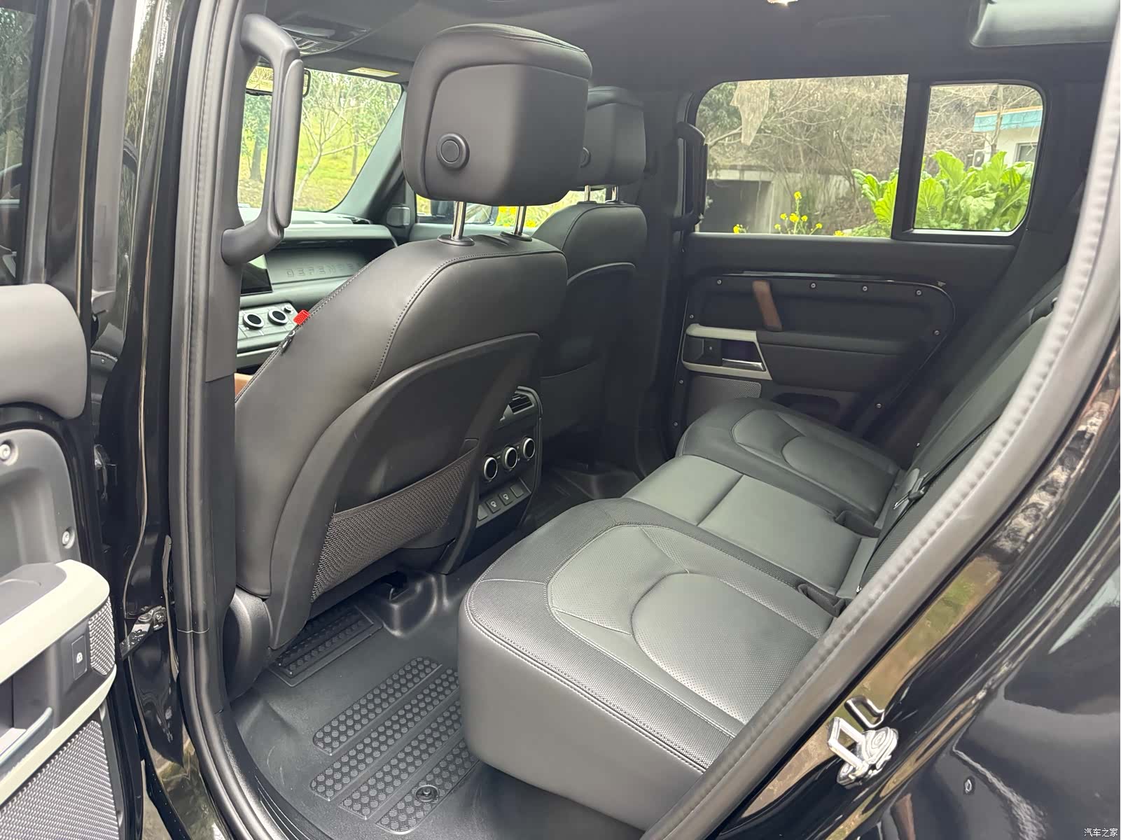 Land Rover Defender, 2024 8