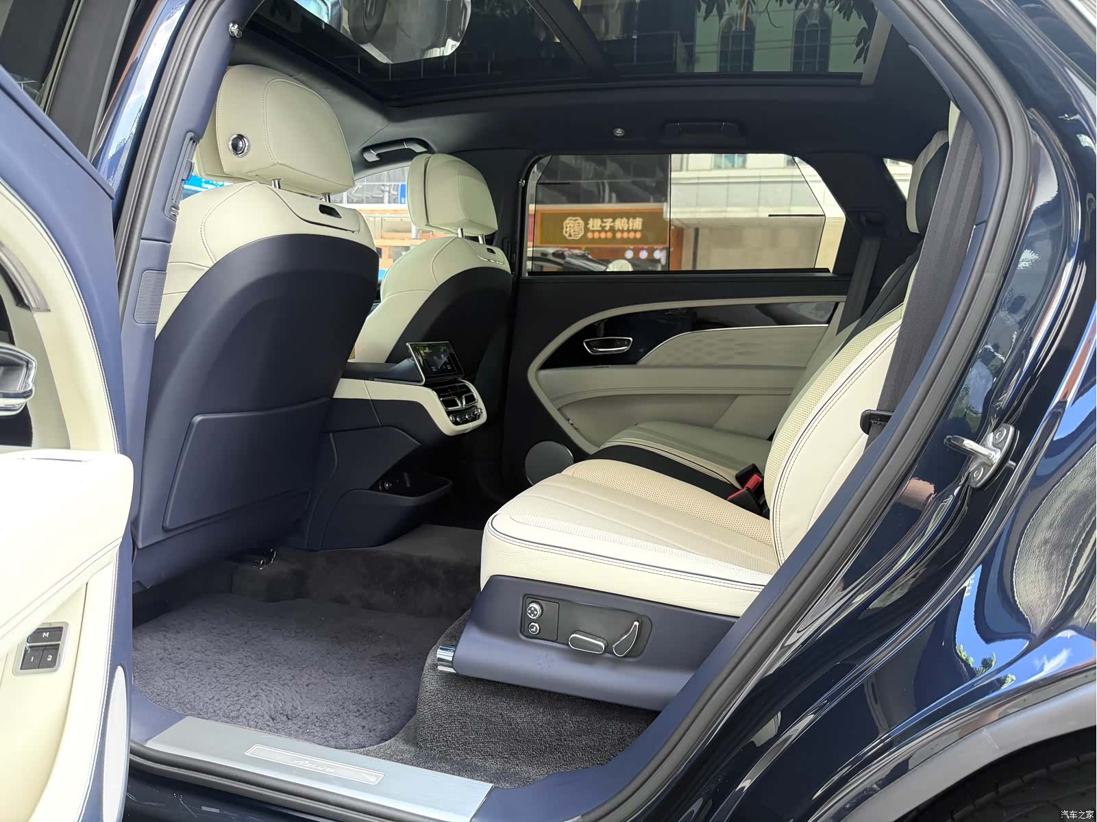 Bentley Bentayga, 2023 11