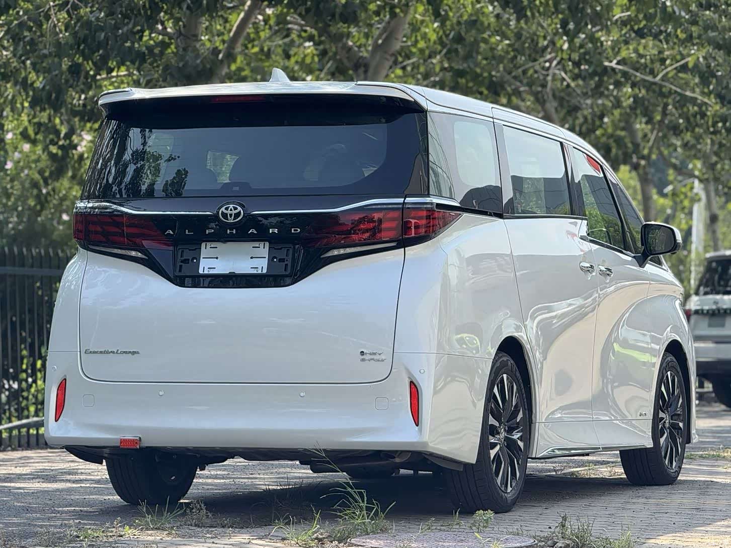 Toyota Alphard, 2025 4