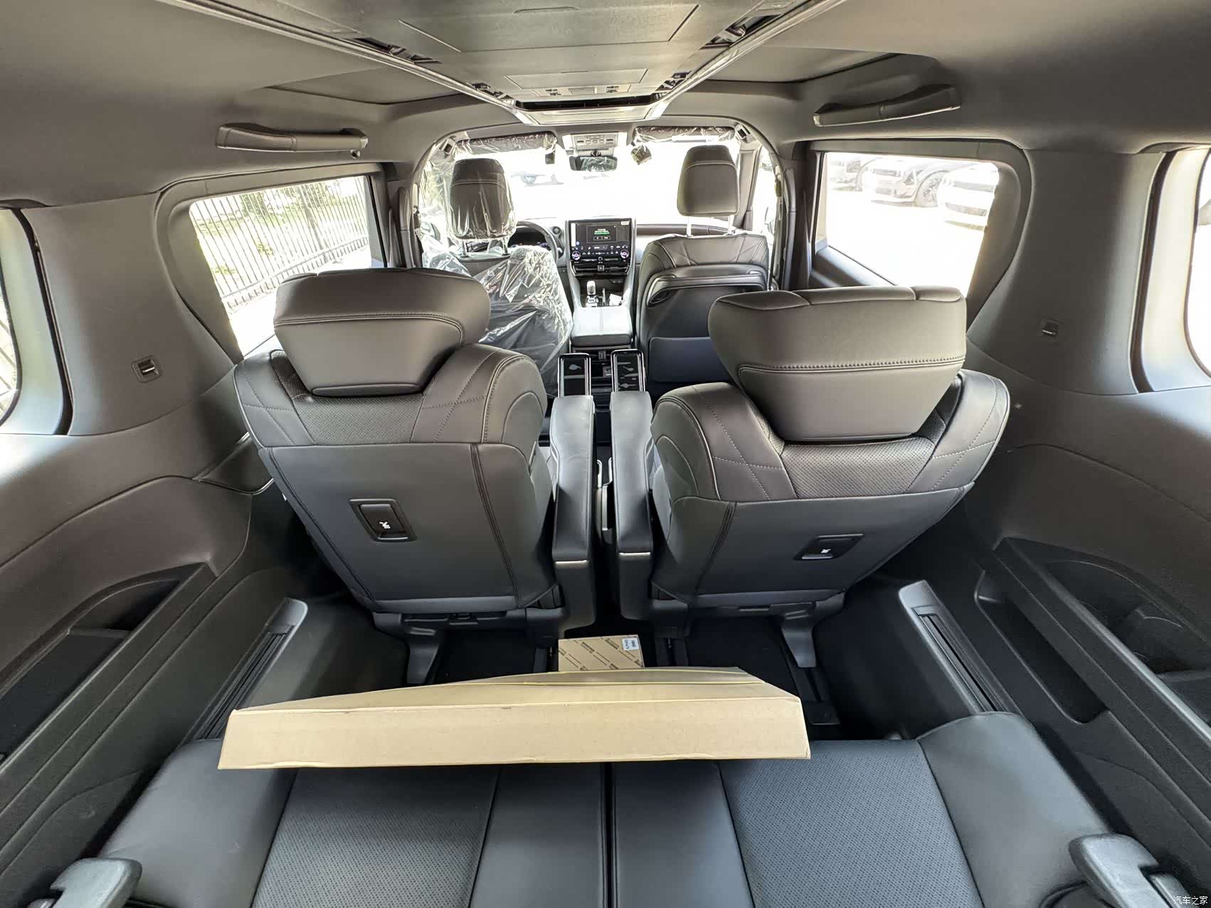 Toyota Alphard, 2025 14