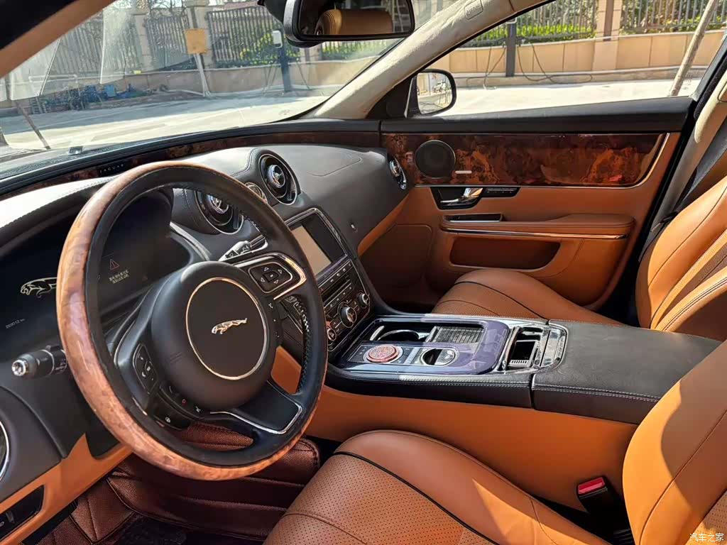 Jaguar XJ, 2010 4