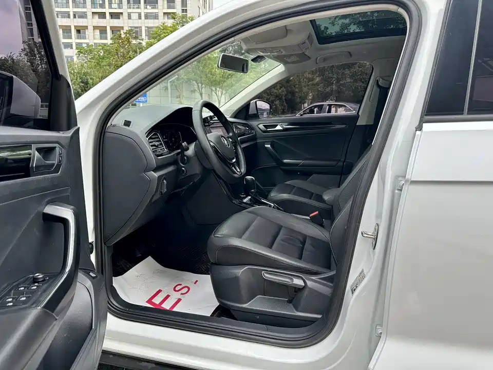 Volkswagen T-ROC exploring Songs