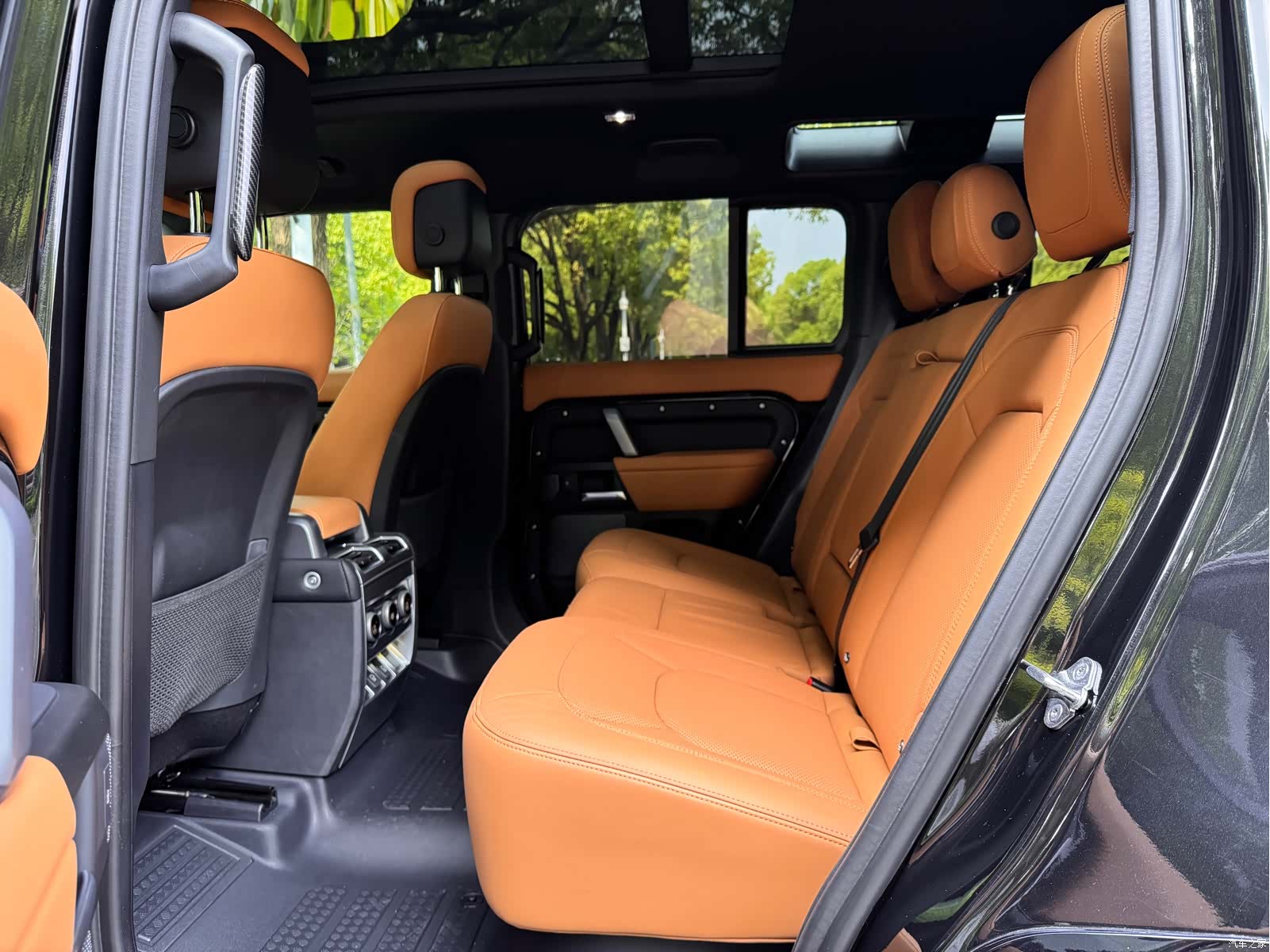 Land Rover Defender, 2024 6