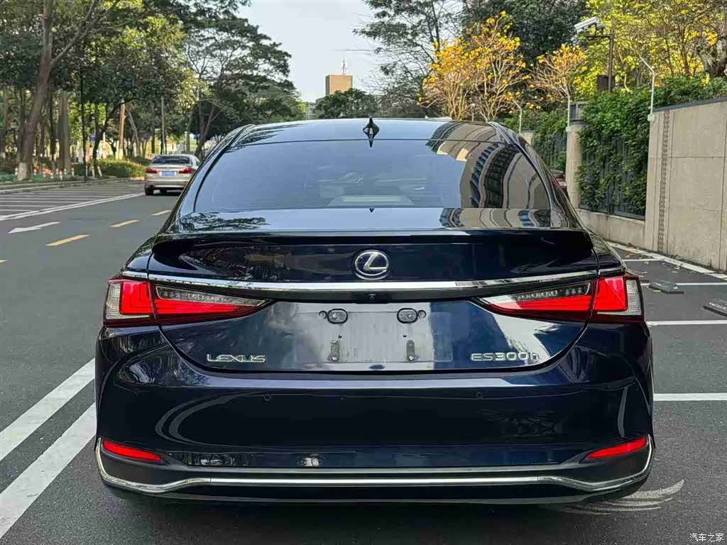 Lexus ES, 2019 все фото