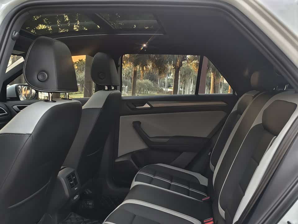 Volkswagen T-ROC exploring Songs