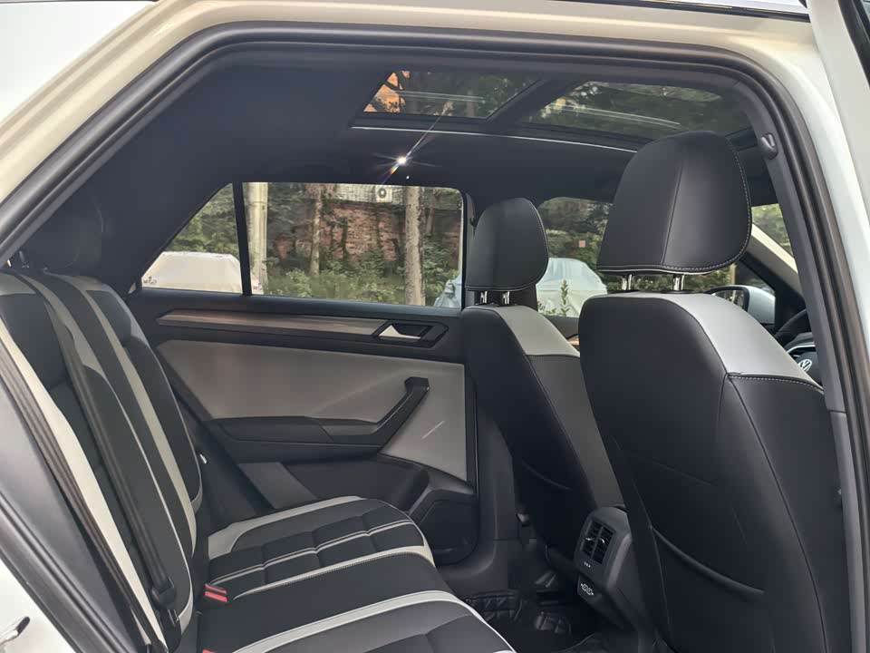 Volkswagen T-ROC exploring Songs