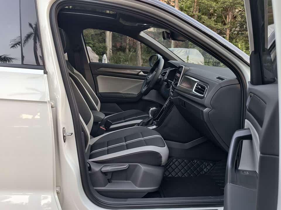 Volkswagen T-ROC exploring Songs