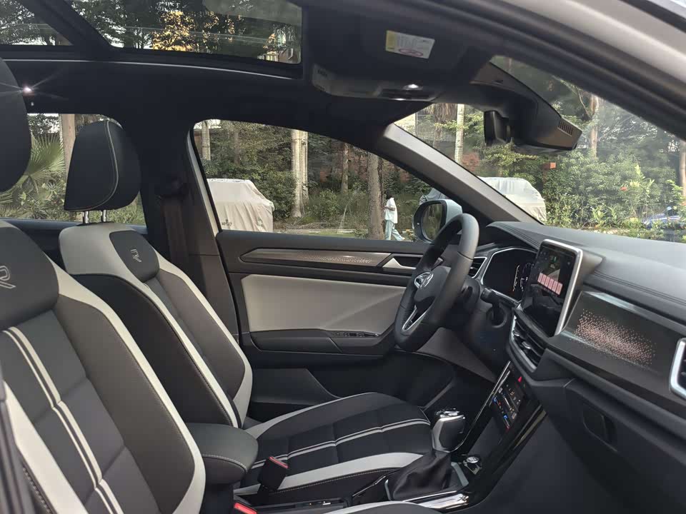 Volkswagen T-ROC exploring Songs